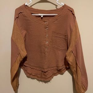 Promesa, cropped crinkle cotton Henley long sleeve top, rust color, size small